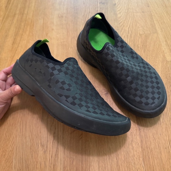 OOFOS OOmg Men's 10 eeZee Black Check Slip On Sneakers - Picture 3 of 9